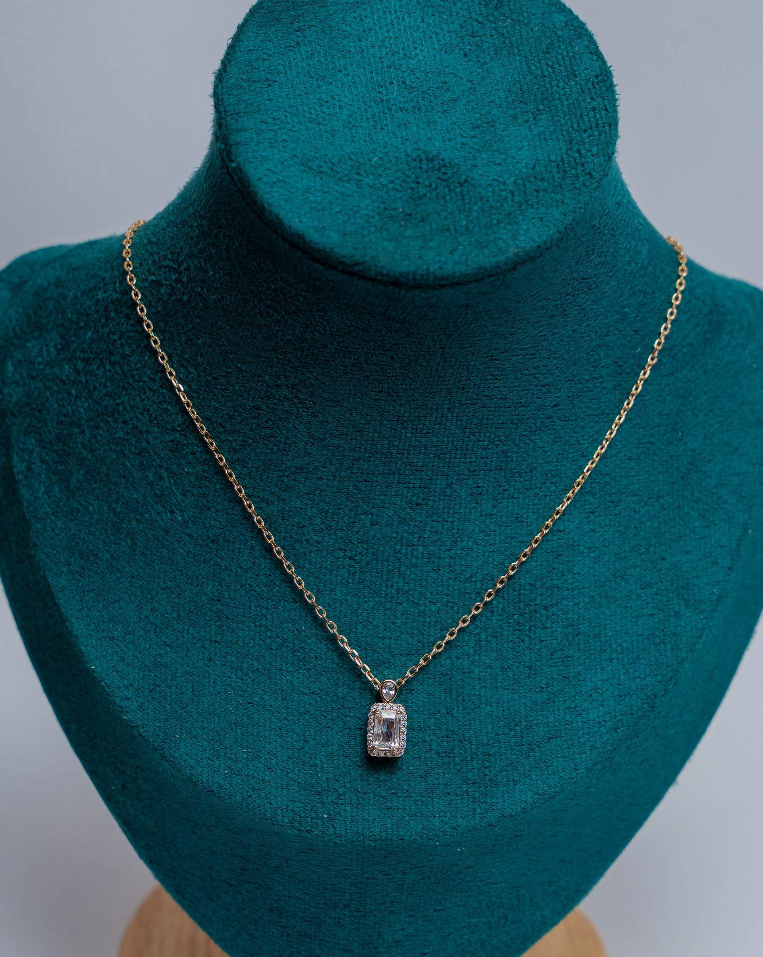 Gold Chain Pendant Necklace with Crystal