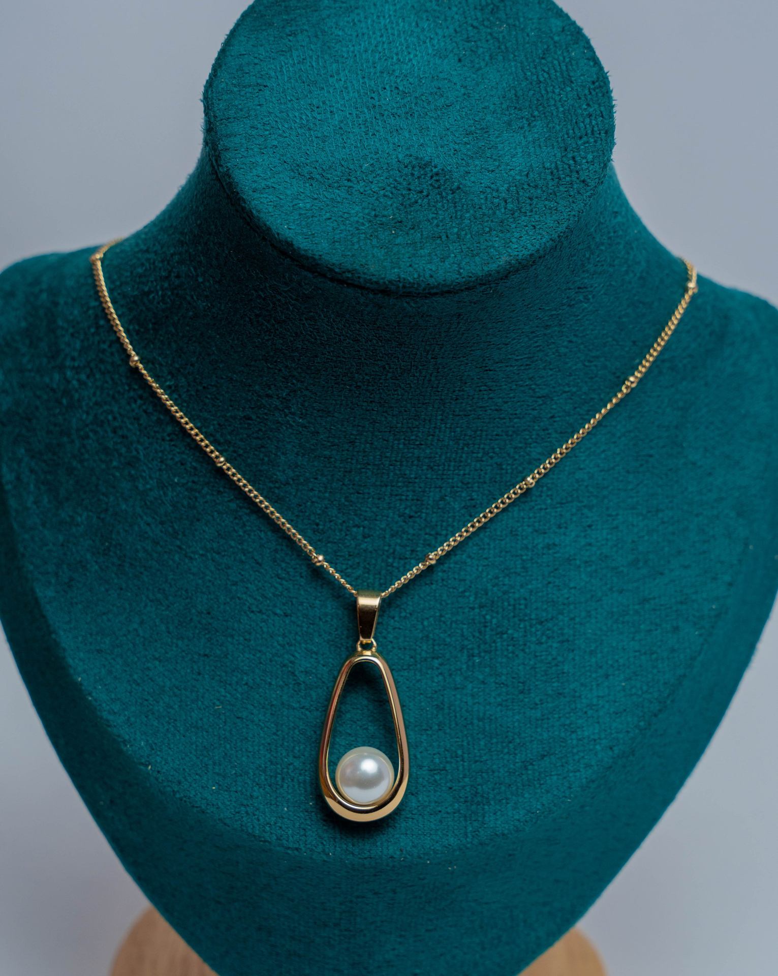 Gold Teardrop Pearl Pendant Necklace