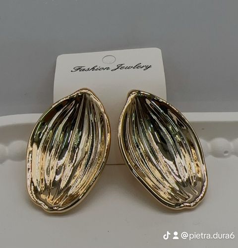 Gold Ribbed Leaf Drop Earrings