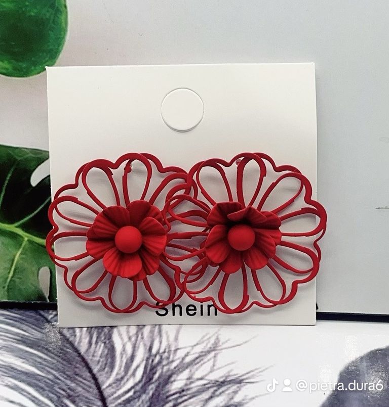 Red Outline Flower Stud Earrings