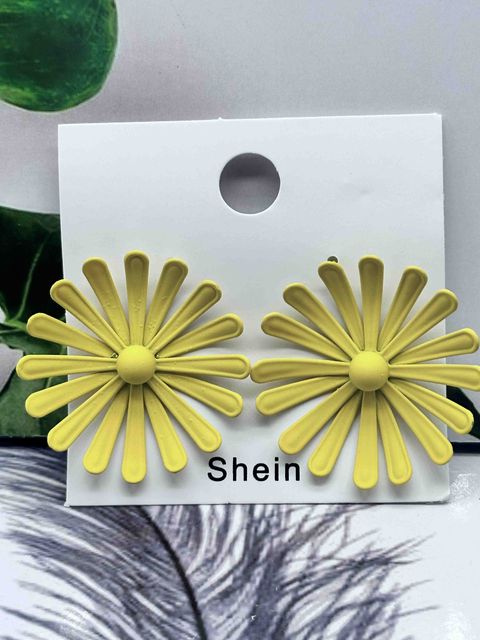 Pale Yellow Daisy Stud Earrings