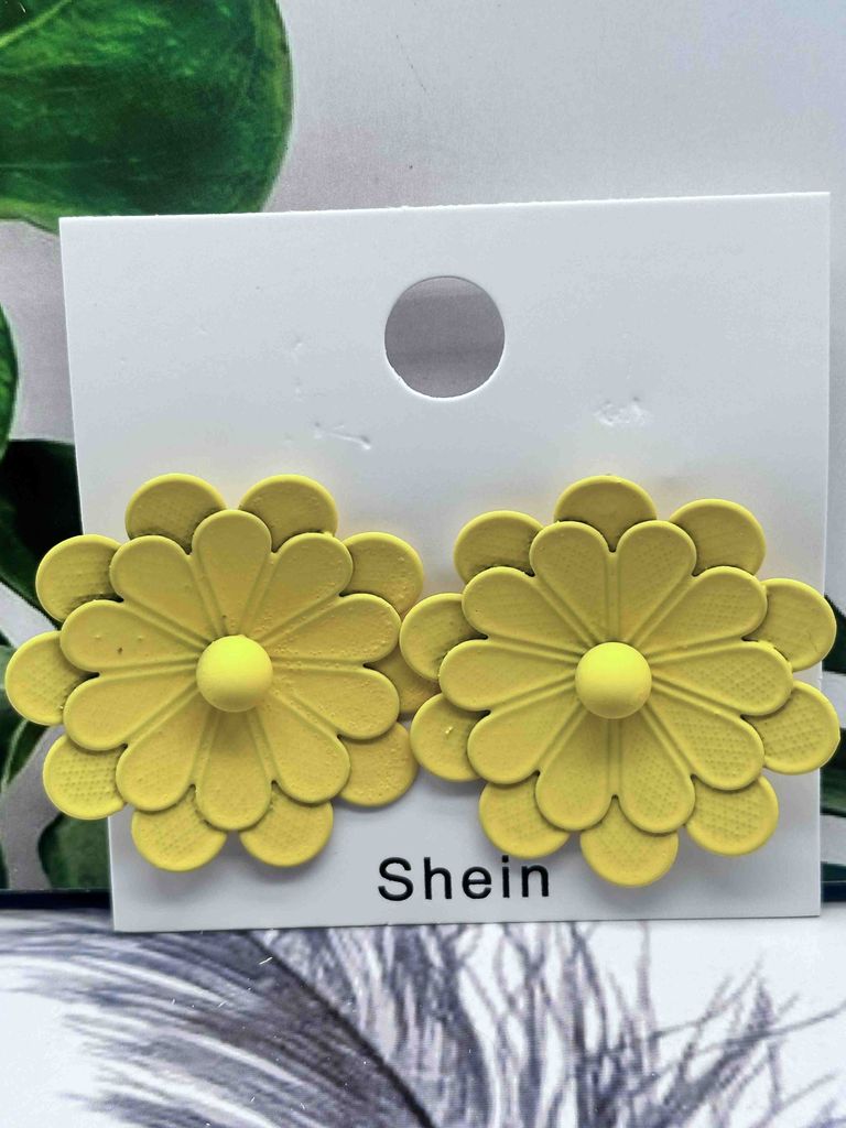 Pale Yellow Daisy Stud Earrings Large