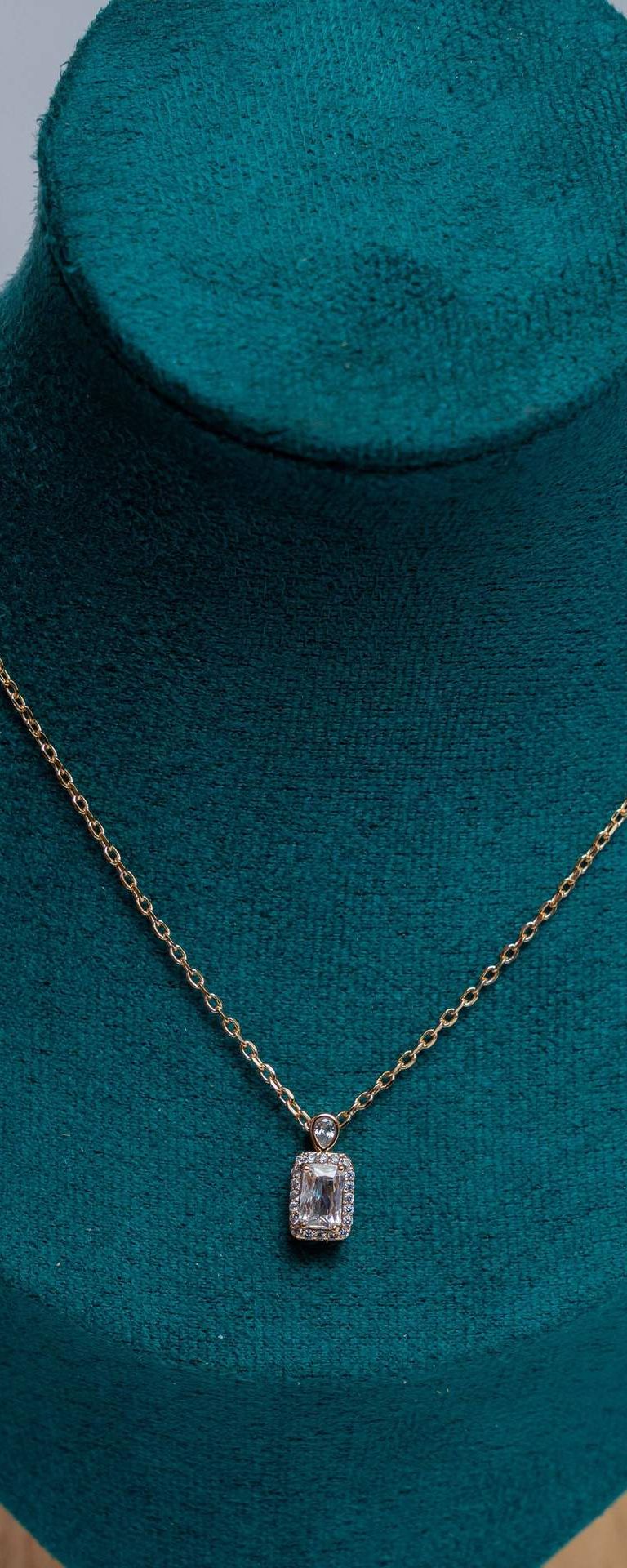 Gold Chain Pendant Necklace with Crystal