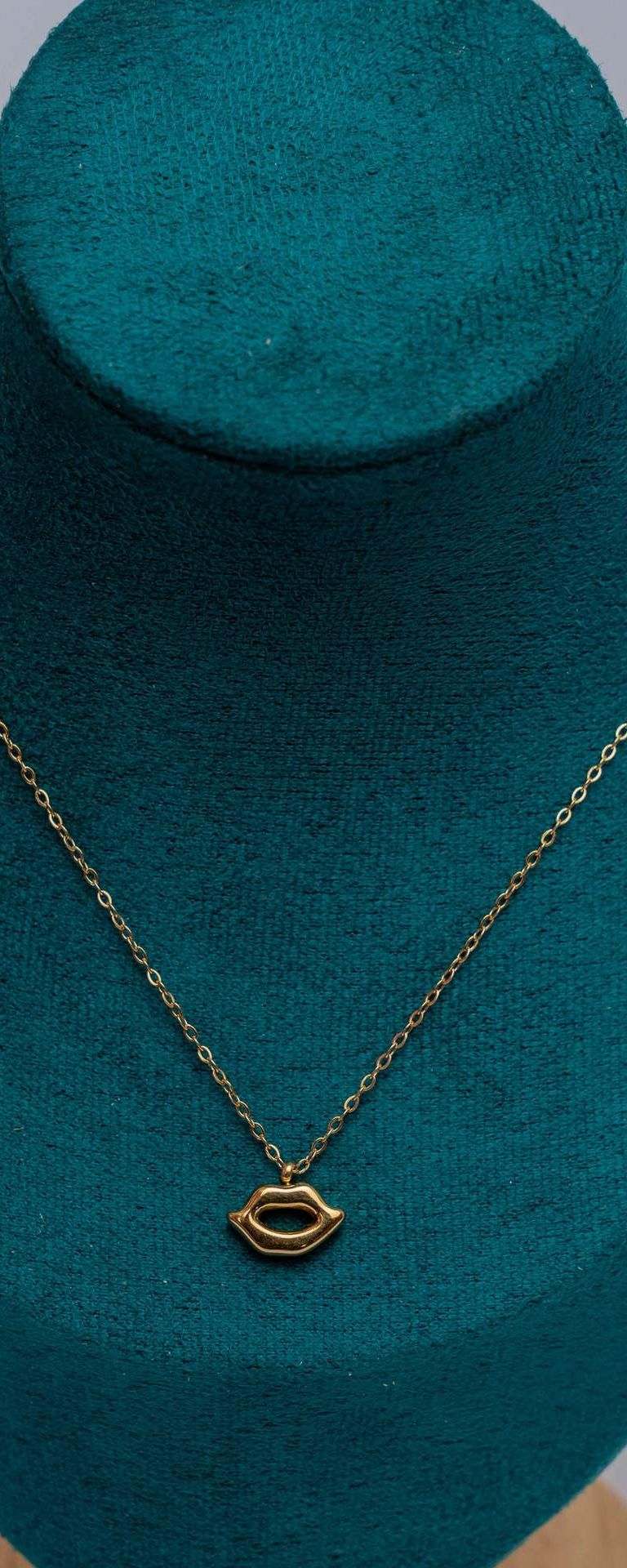 Gold Lip Pendant Necklace