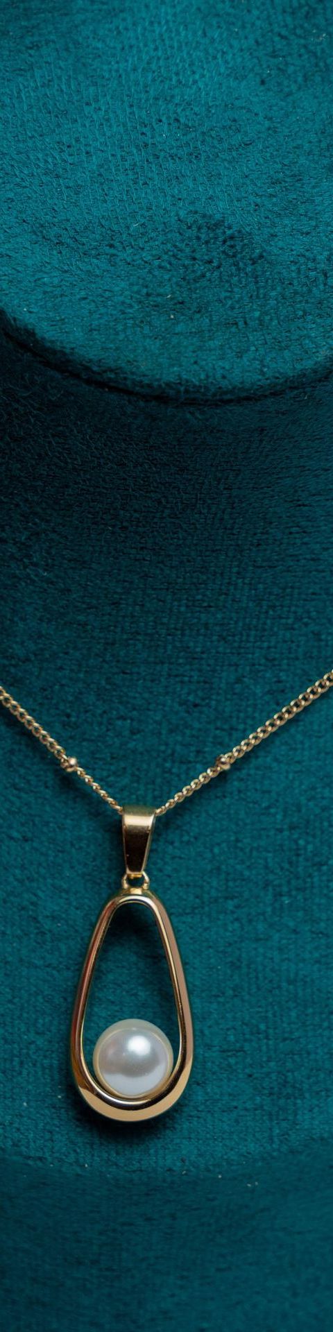 Gold Teardrop Pearl Pendant Necklace