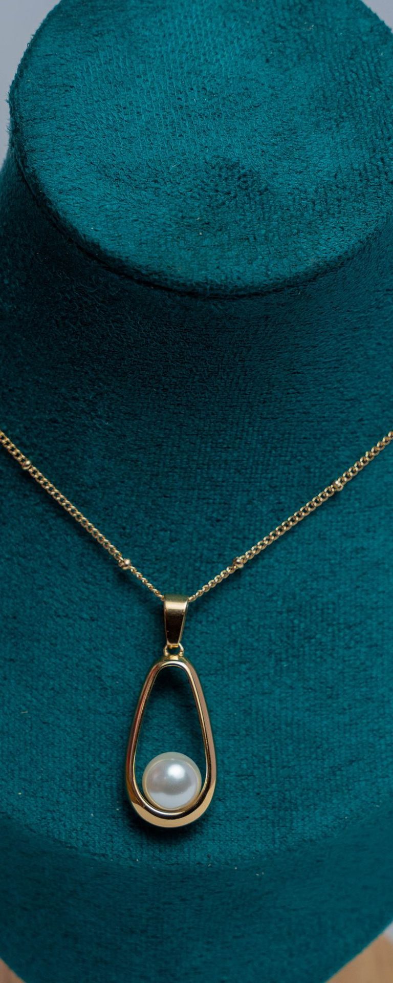 Gold Teardrop Pearl Pendant Necklace