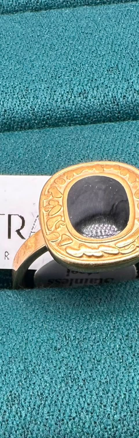 Coral Glint Black Square Ring